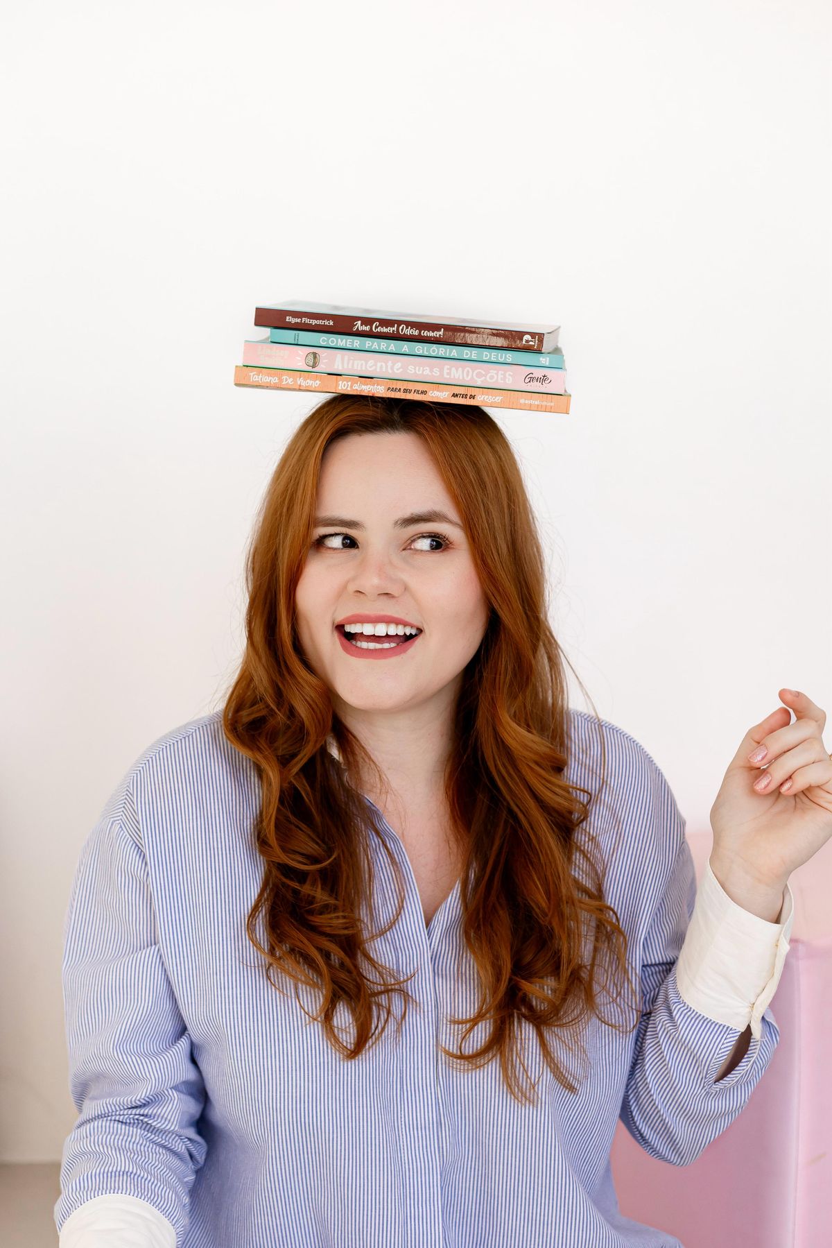 Brenda equilibrando livros